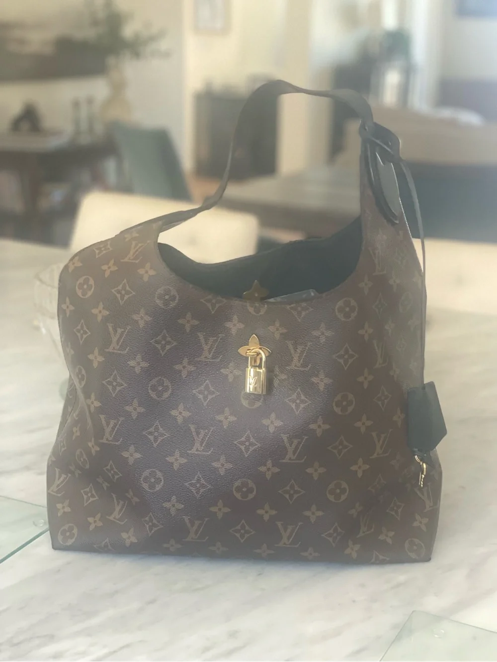 🪷authentic Louis Vuitton flower hobo with lock and key.